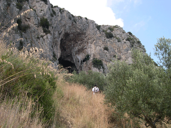 grotta delle noglie sul sentiero per la baia di jeranto